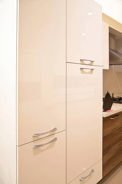Interiorul bucătăriei moderne de lux și dulapuri albe de nuc — Fotografie, imagine de stoc