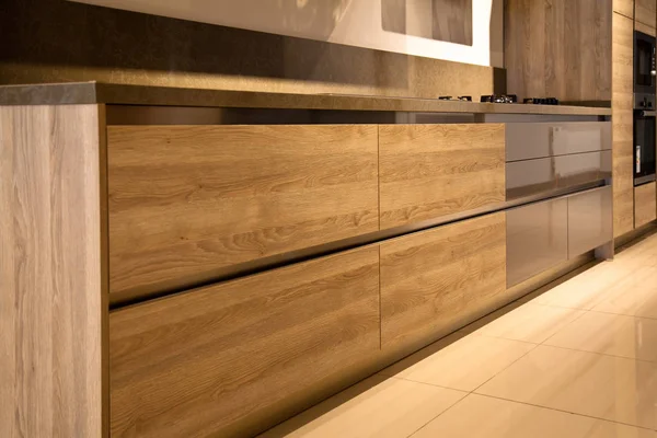 Interior de luxuosa cozinha moderna e armários de carvalho cinza — Fotografia de Stock