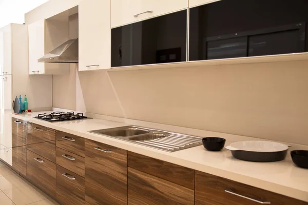 Interior de luxuosa cozinha moderna e nogueira armários brancos — Fotografia de Stock