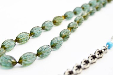 Yeşil ve gümüş boncuklar sıralanmış, kısa tespih, tespih tesbih