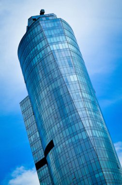 Şehir merkezinde modern cam bina