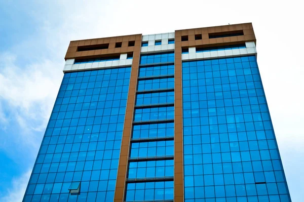 Moderno edificio in vetro nel centro della città — Foto Stock