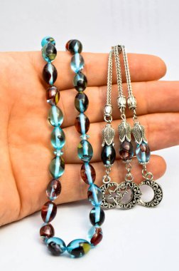 El renginde ve gümüş boncuklar sıralanmış, kısa tespih, tespih