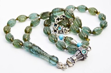 Yeşil ve gümüş boncuklar sıralanmış, kısa tespih, tespih tesbih