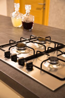 Modern temiz mutfak ve paslanmaz çelik gaz fırını.