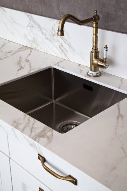 Modern mutfak ve paslanmaz çelik lavabo ve musluk.