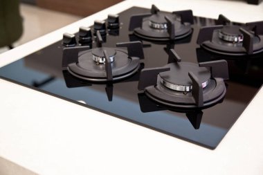 Modern mutfak ve cam seramik gaz fırını.