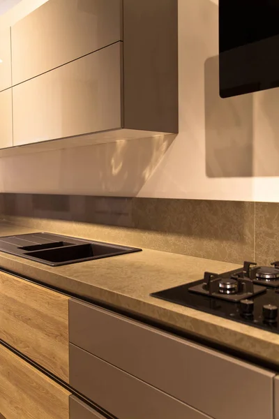 Innenausstattung mit modernen Küchengeräten, grauen Schränken und Eichenholzschränken — Stockfoto