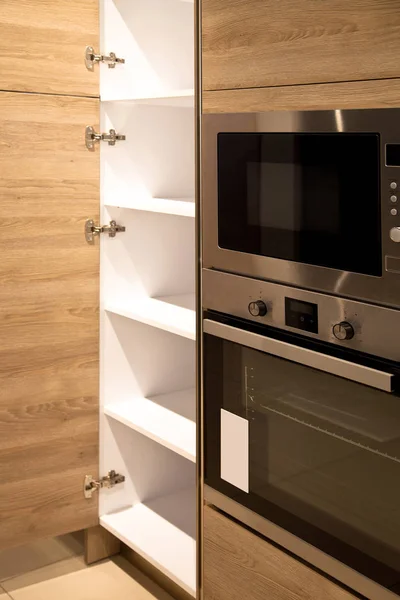 Interiör av modern köksutrustning, vit- och ekskåp — Stockfoto