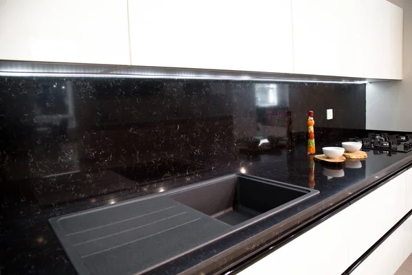 Modern konyha, fehér szekrények és akril mosogató belső tere — Stock Fotó