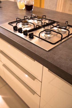 Modern temiz mutfak ve paslanmaz çelik gaz fırını.