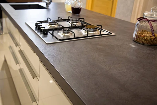 Moderne, saubere Küche und eingebauter Edelstahl-Gasofen — Stockfoto