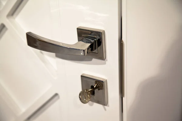 Moderna porta anteriore in legno bianco all'interno della casa, serratura di sicurezza — Foto Stock