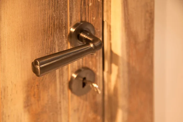 家の中の近代的なフロント木製のドア、セキュリティロックシステム — ストック写真