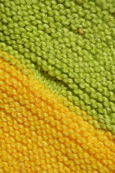 Kézzel készített kötött szövet zöld és sárga gyapjú háttér textúra — Stock Fotó