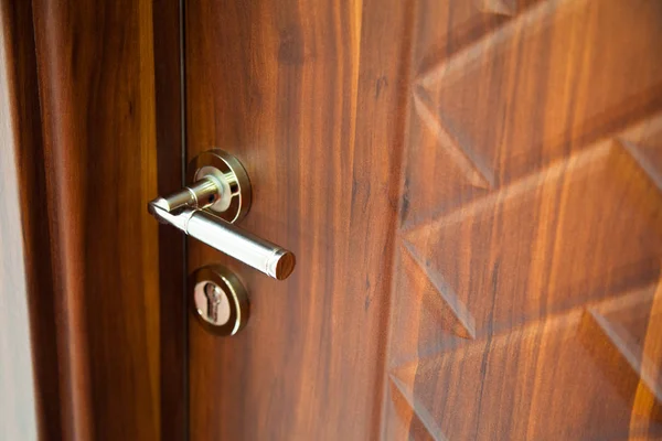 Puerta de acero de aspecto moderno de madera, sistema de bloqueo de seguridad —  Fotos de Stock