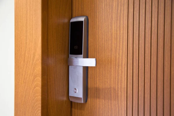 Puerta de acero de aspecto moderno de madera, sistema electrónico de bloqueo de seguridad —  Fotos de Stock
