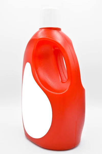 Bouteille hygiénique de détergent en plastique rouge. Cosmétique, récipient — Photo