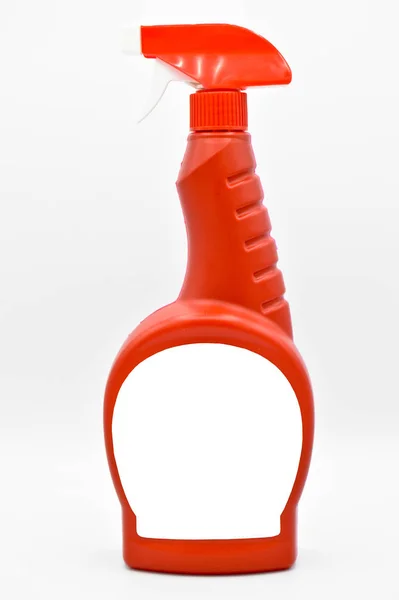 Rood gekleurde plastic spray reinigingsmiddel fles. cosmetische producten, recipiënt — Stockfoto