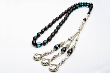 Siyah mavi ve gümüş boncuklar sıralanmış, kısa tespih, tespih