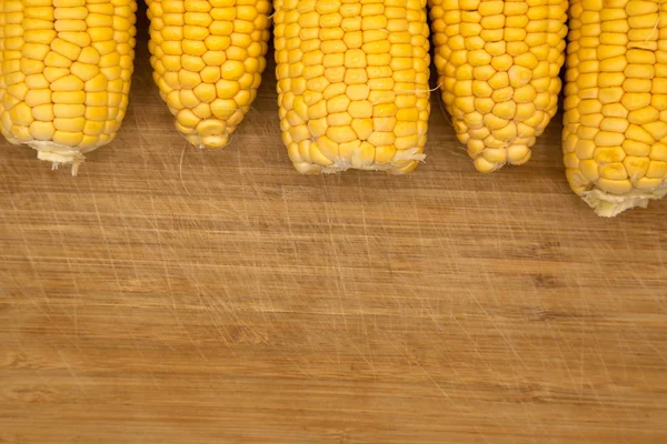 Zeer verse en voedzame rijpe maïskolven — Stockfoto