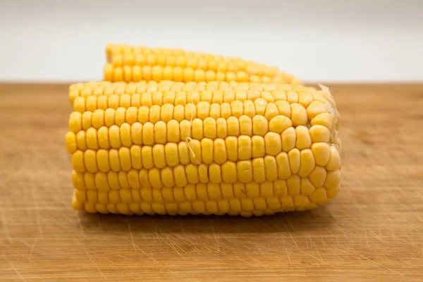 Mazorcas de maíz maduras muy frescas y nutritivas — Foto de Stock