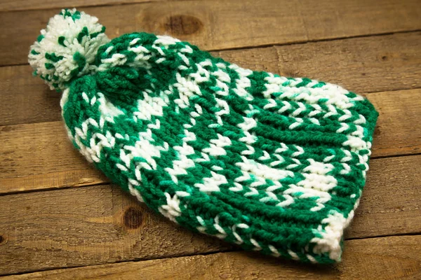 Handgjord ull stickad vinter hatt och halsduk — Stockfoto