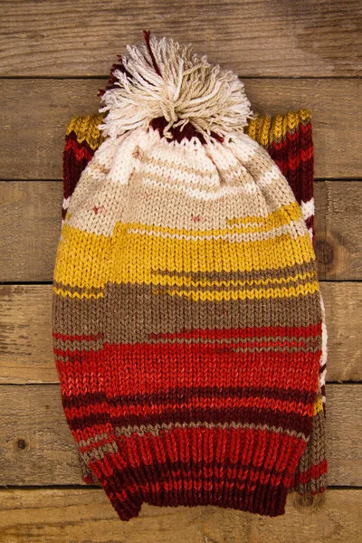 Gorro de invierno hecho a mano de lana y bufanda — Foto de Stock