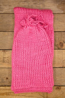 El yapımı yün örgü kış şapkası ve eşarp.