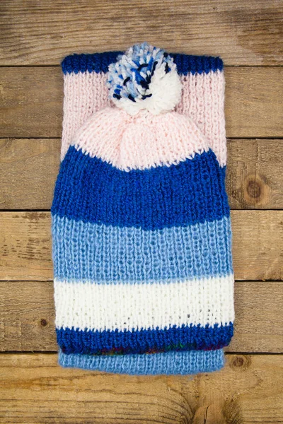 Chapeau et écharpe d'hiver en laine tricotée à la main — Photo