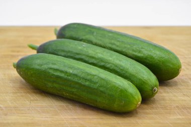 Kesme tahtasındaki çok taze yeşil salatalıklar