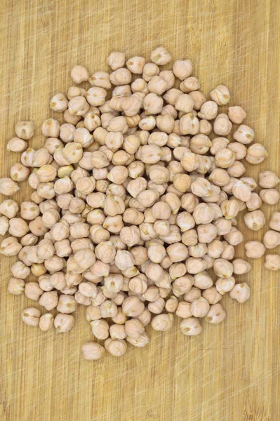 Muy nutritivo y una pila de garbanzos secos frescos — Foto de Stock