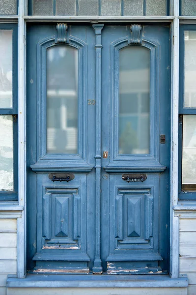 Porta de entrada de madeira azul velha da casa — Fotografia de Stock