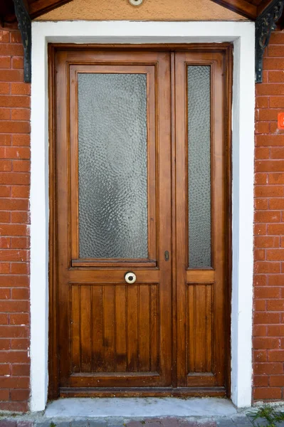 Vecchia porta d'ingresso in legno naturale di casa — Foto Stock