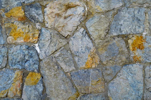 Parede de pedra de corte azul e cinza resistente, sem costura alinhada — Fotografia de Stock