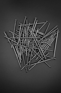 Siyah izole arka planda demir çivi yığını