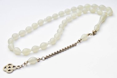 Beyaz ve gümüş boncuklar sıralanmış, kısa tespih, tespih tesbih