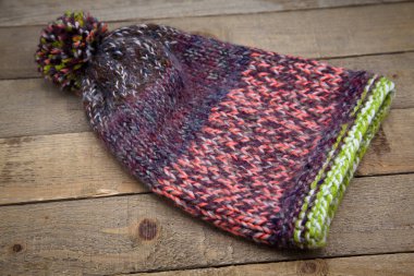 El yapımı yün örgü kış şapkası ve eşarp.