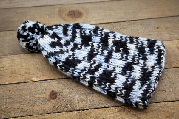 Gorro de invierno hecho a mano de lana y bufanda — Foto de Stock