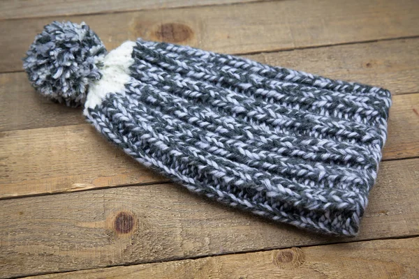 Sombrero de invierno de punto de lana gris hecho a mano y bufanda — Foto de Stock