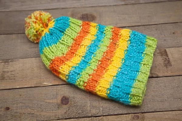 Hecha a mano de lana de color de punto sombrero de invierno y bufanda — Foto de Stock