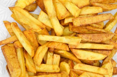 Ev yapımı taze ve kızarmış patates.