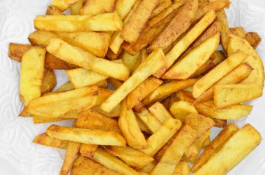 Ev yapımı taze ve kızarmış patates.