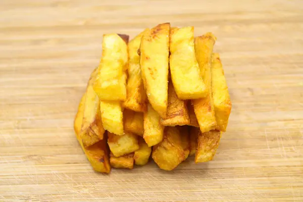 Batatas caseiras frescas e fritas na tábua de corte — Fotografia de Stock