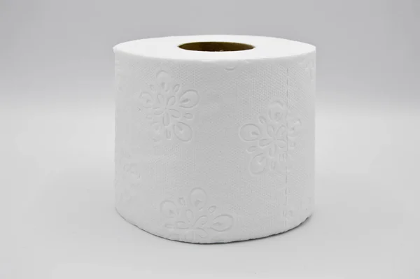 Papier toilette blanc doux isolé sur fond blanc — Photo