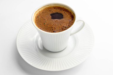 Beyaz fincanda geleneksel Türk kahvesi, beyaz arka planda izole edilmiş.