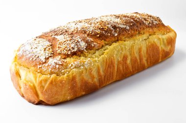 Taze pişmiş besin ve ev yapımı altın renkli ekmek, beyaz arka planda izole edilmiş.