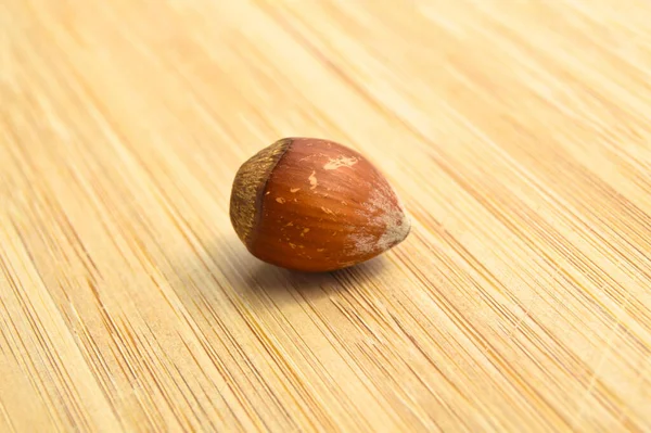 Frische Schmackhafte Bio Haselnussfibert Auf Bambus Schneidebrett — Stockfoto