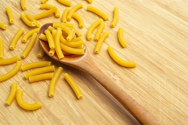 Pasta Cruda Fresca Sana Con Maccheroni Secchi Cucchiaio Legno — Foto Stock