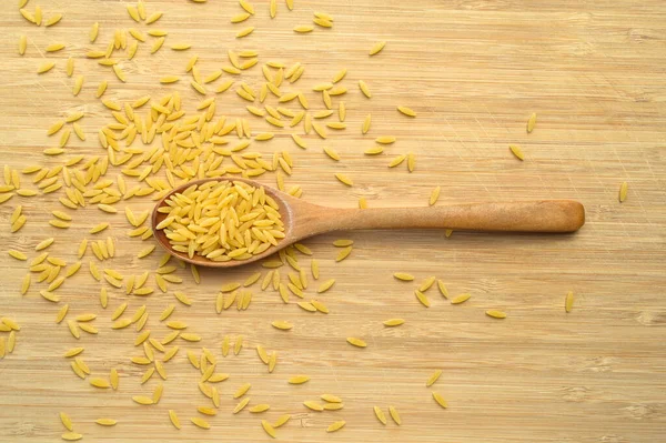 Fideos Cebada Orgánicos Secos Frescos Sanos Crudos Cuchara Madera —  Fotos de Stock